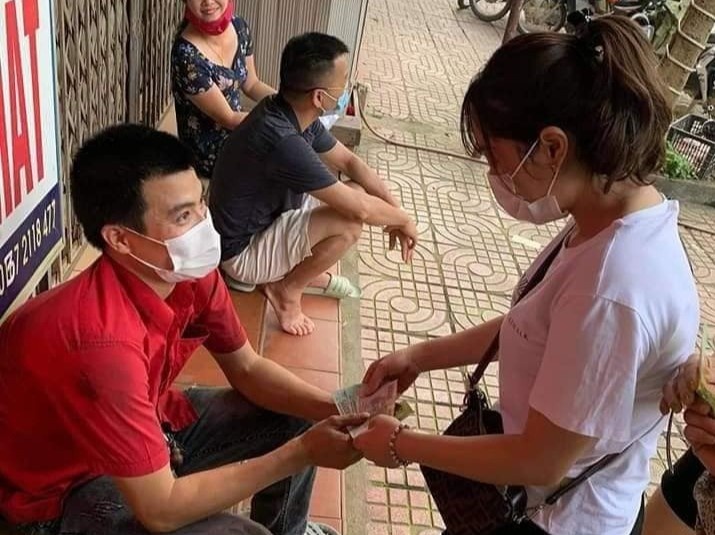 Tai xe duoc ung ho hon 900 trieu dong sau khi danh lai tranh 2 nguoi hinh anh