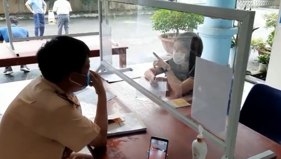 Nu tai xe di nguoc chieu cao toc anh 1