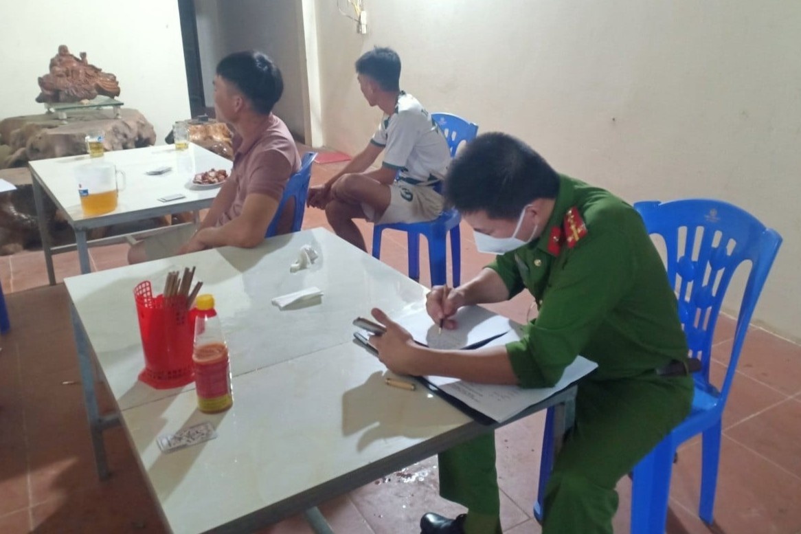 Tu tap uong bia va xem bong da, 10 nguoi o Bac Giang bi xu ly hinh anh