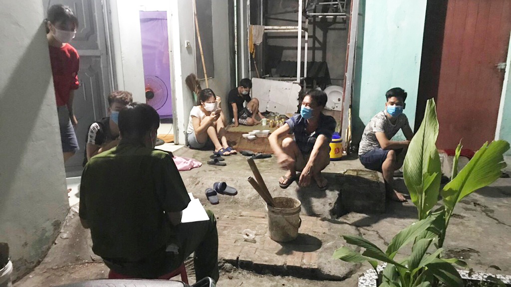 Tu tap xem bong da, 7 nguoi bi phat 105 trieu dong hinh anh