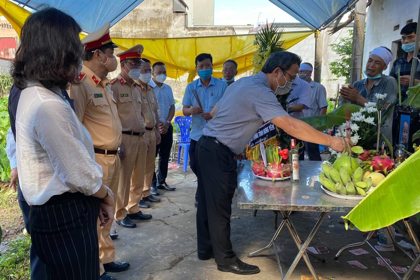 Oto con lan lan 3 nguoi chet anh 2