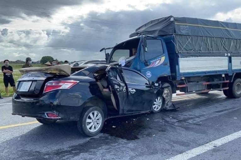 Oto con doi dau xe tai, 3 nguoi tu vong hinh anh