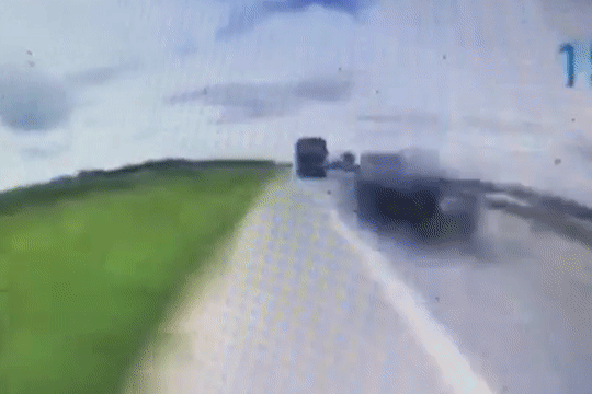 Camera ghi canh oto con doi dau xe tai lam 3 nguoi chet hinh anh