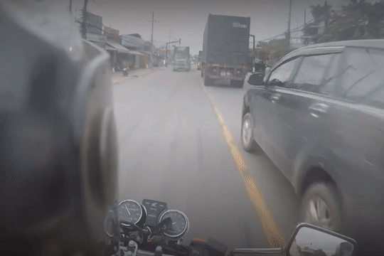 Tai xe duong tinh ma tuy lai xe bo chay hon 30 km hinh anh