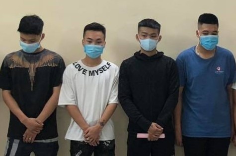 10 nguoi nem gach, da vao tru so canh sat co dong hinh anh