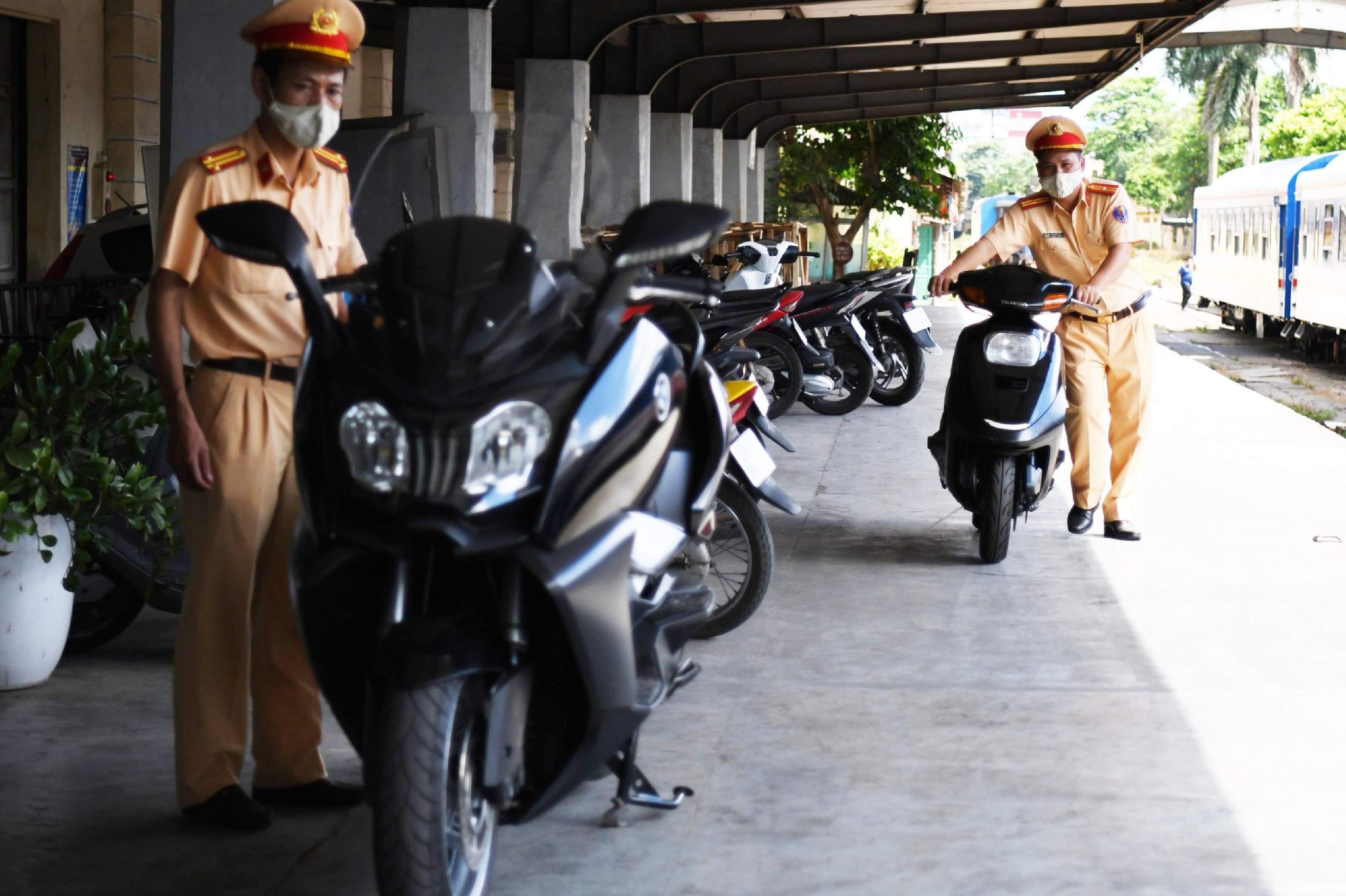 Tam giu moto BMW khong ro nguon goc duoc van chuyen bang tau hoa hinh anh