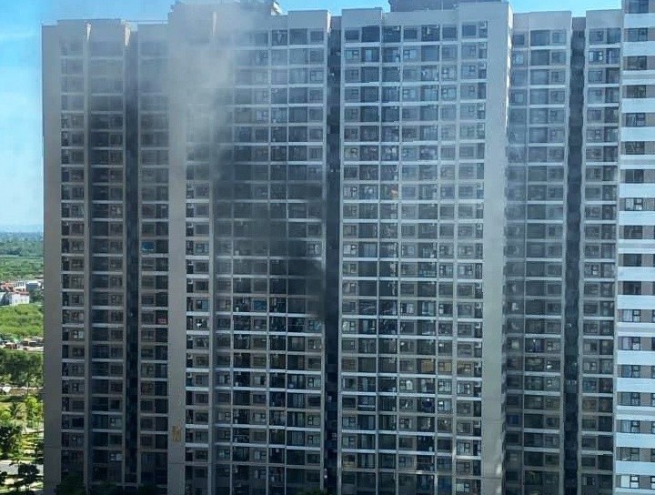 Chay cuc nong dieu hoa chung cu giua nang nong 40 do C hinh anh