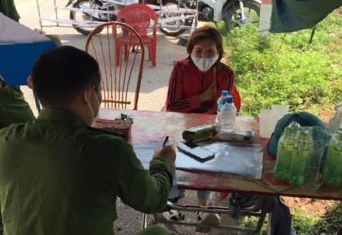 Nu shipper cam gach tan cong canh sat hinh anh