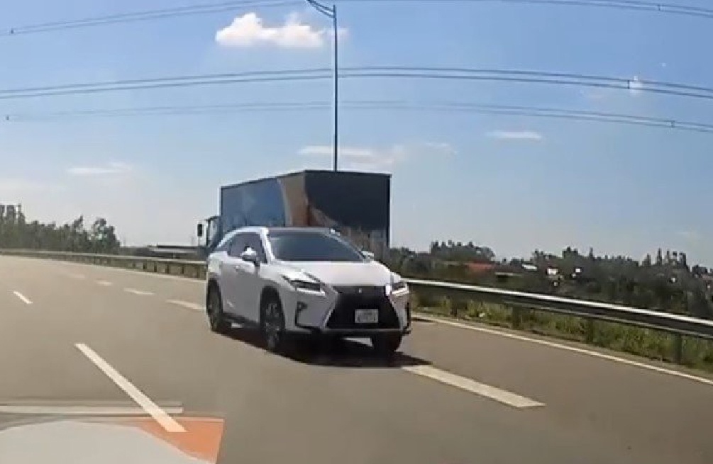 Di nguoc chieu tren cao toc, tai xe Lexus bi phat 17 trieu dong hinh anh