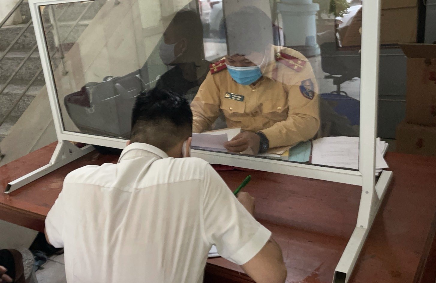 Lexus di nguoc chieu tren cao toc anh 1