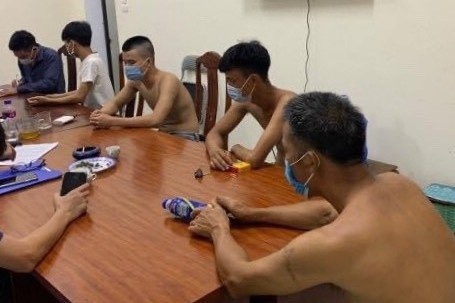 Tu tap noi chuyen o san bong, 6 nguoi bi phat 55 trieu dong hinh anh