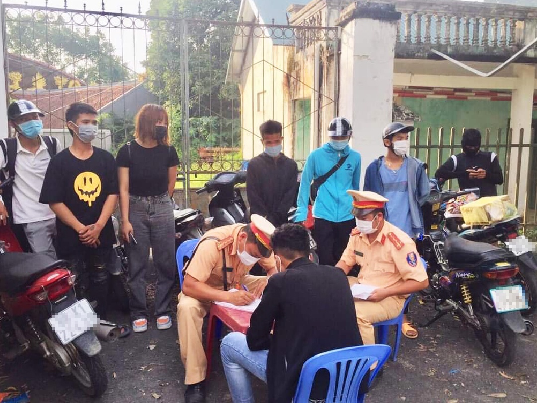 Dua xe o Tam Dao anh 1