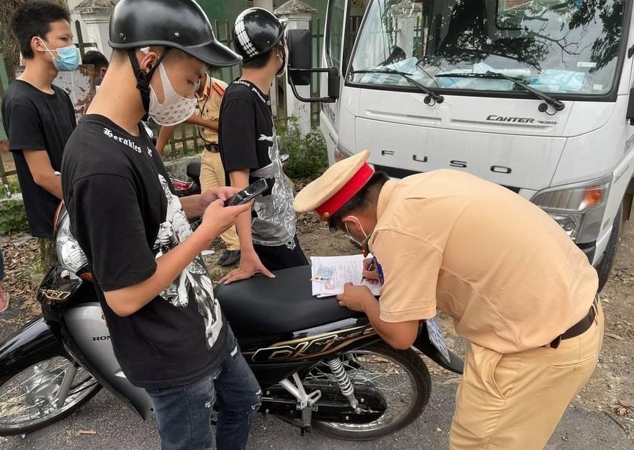 Vay bat 15 quai xe net po o Tam Dao hinh anh