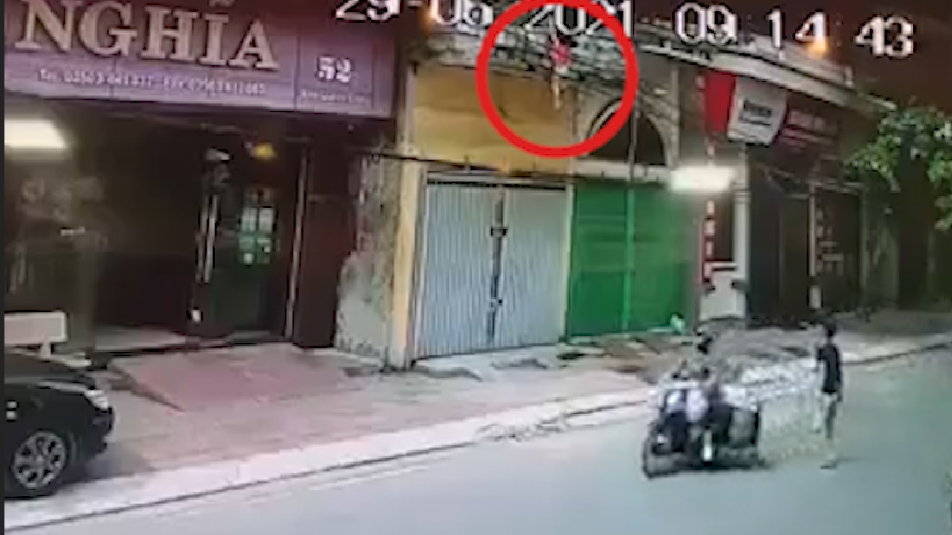 Camera ghi canh nguoi dan ong do be gai roi tu tang 2 hinh anh