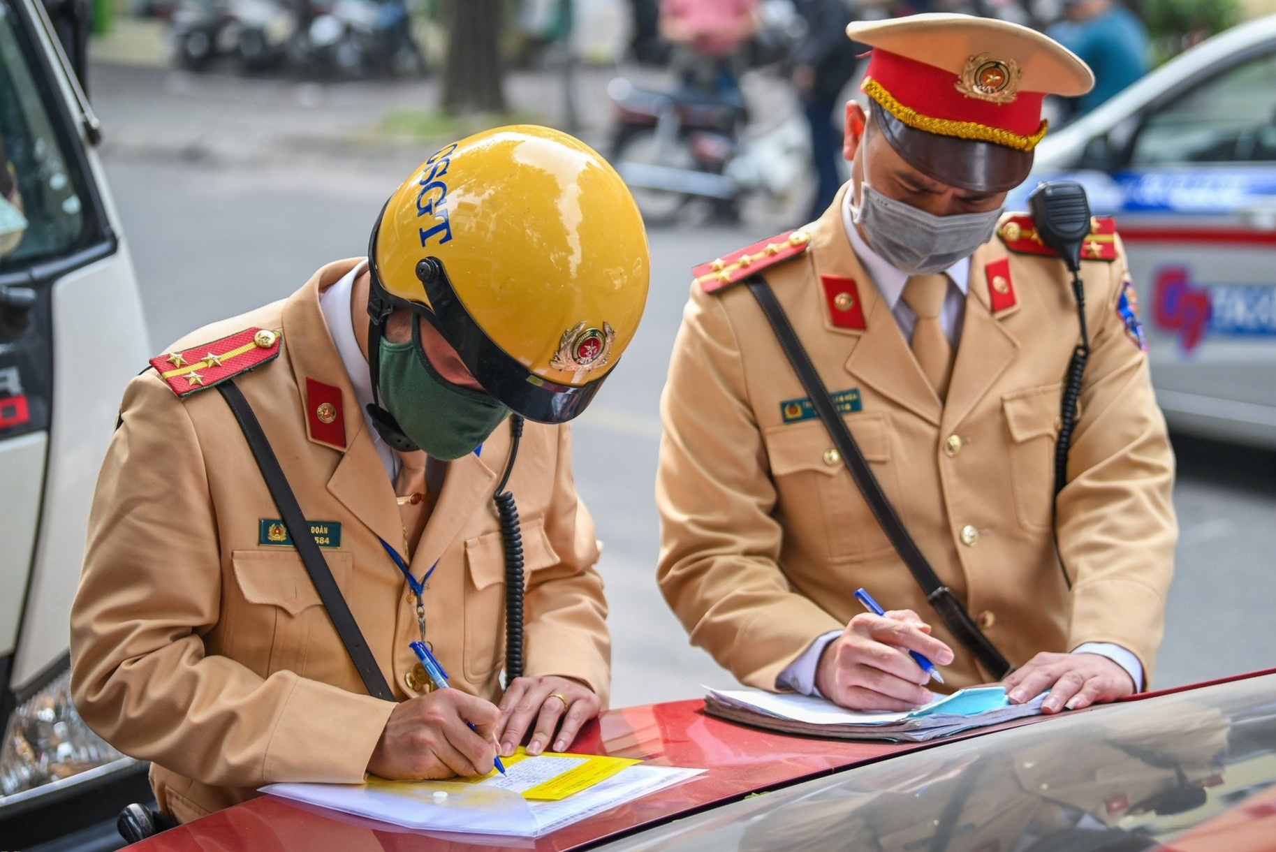 CSGT phat nguoi vi pham hon 1.700 ty dong hinh anh