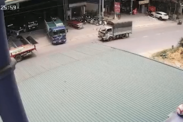 Oto tai tong xe dau keo, 3 nguoi trong gia dinh gap nan hinh anh