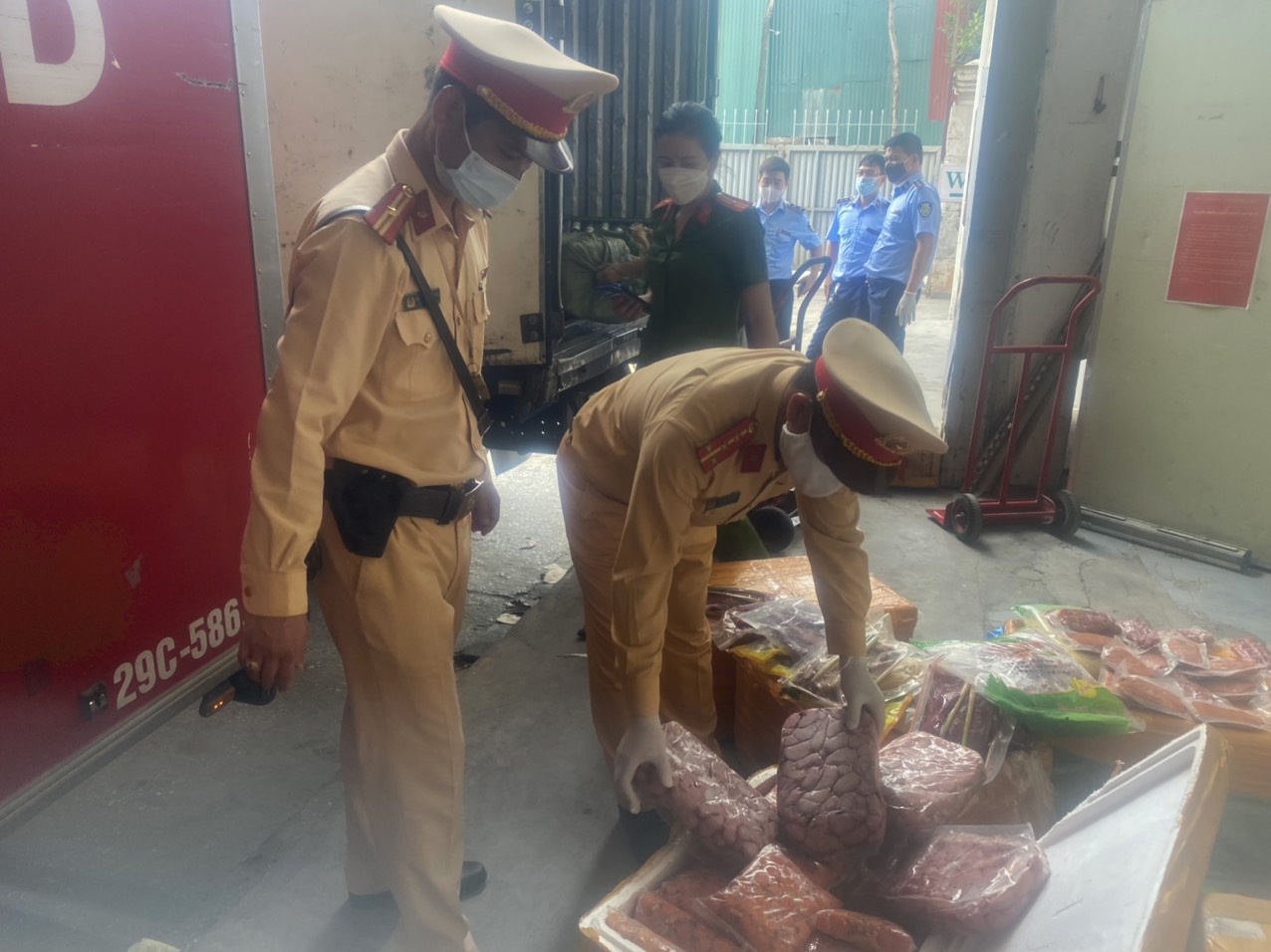 Xe container cho 10 tan canh ga, nam lon boc mui hoi thoi hinh anh