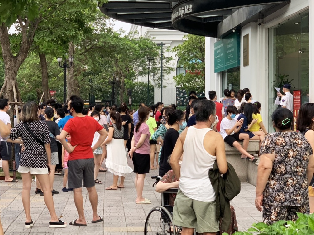 Chap tu dien, hang tram cu dan chung cu cao tang chay xuong dat hinh anh