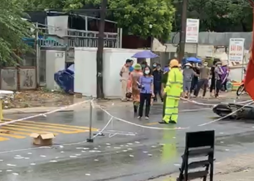 Hai nguoi tu vong sau va cham voi xe tai o Ha Noi hinh anh