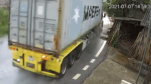 Xe container lat ngang khi vao cua toc do cao hinh anh