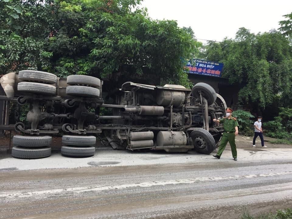 Lat xe container, axit photphoric tran ra duong gan khu dan cu Lao Cai hinh anh
