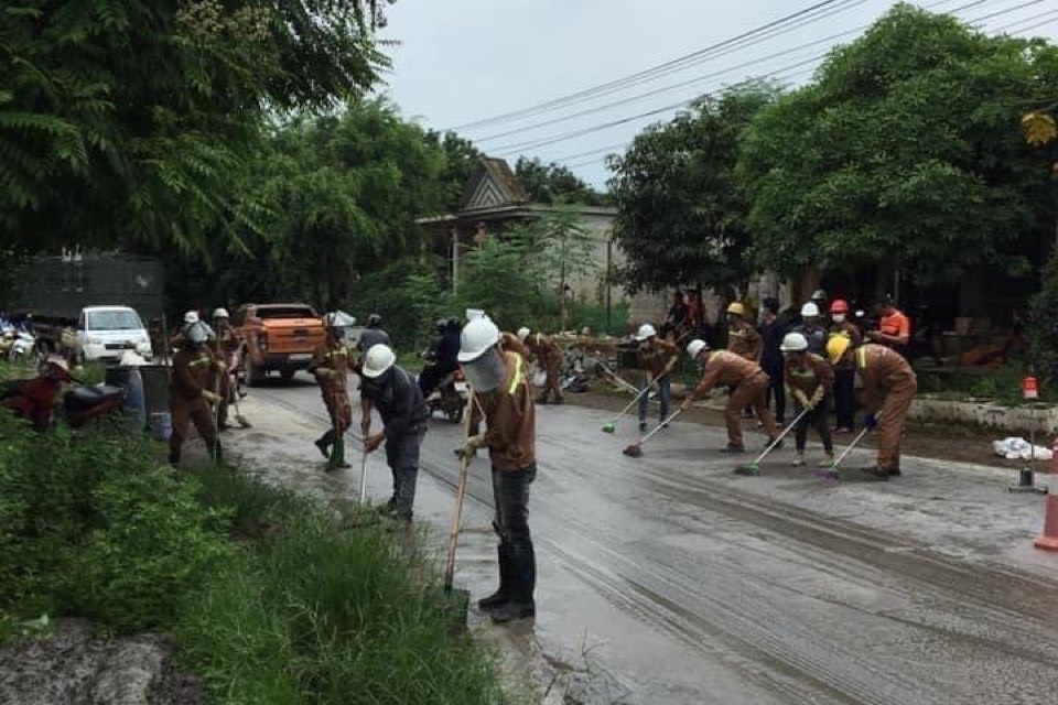 Lat xe container axit anh 2