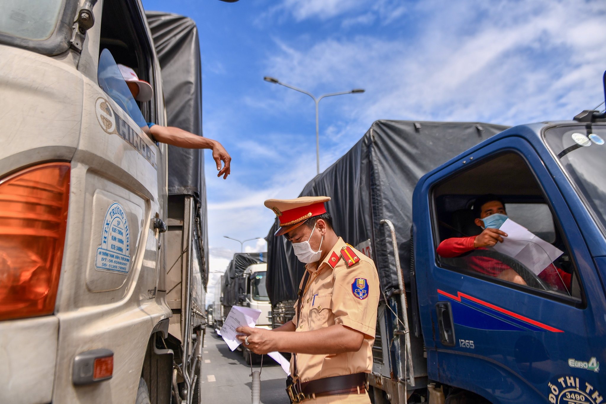 CSGT phong, chong dich tranh cung nhac hinh anh
