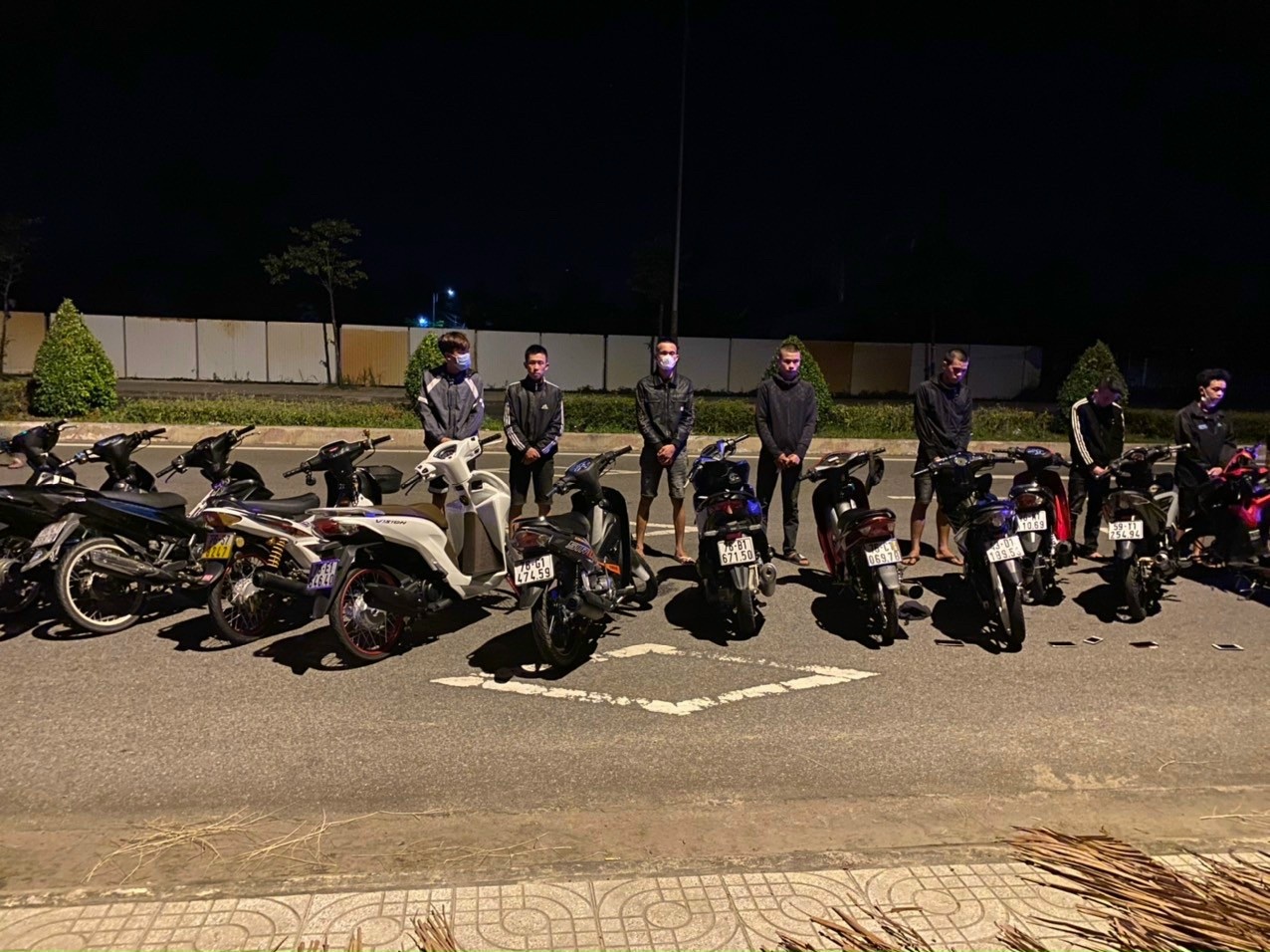 No sung bat nhom dua xe anh 1