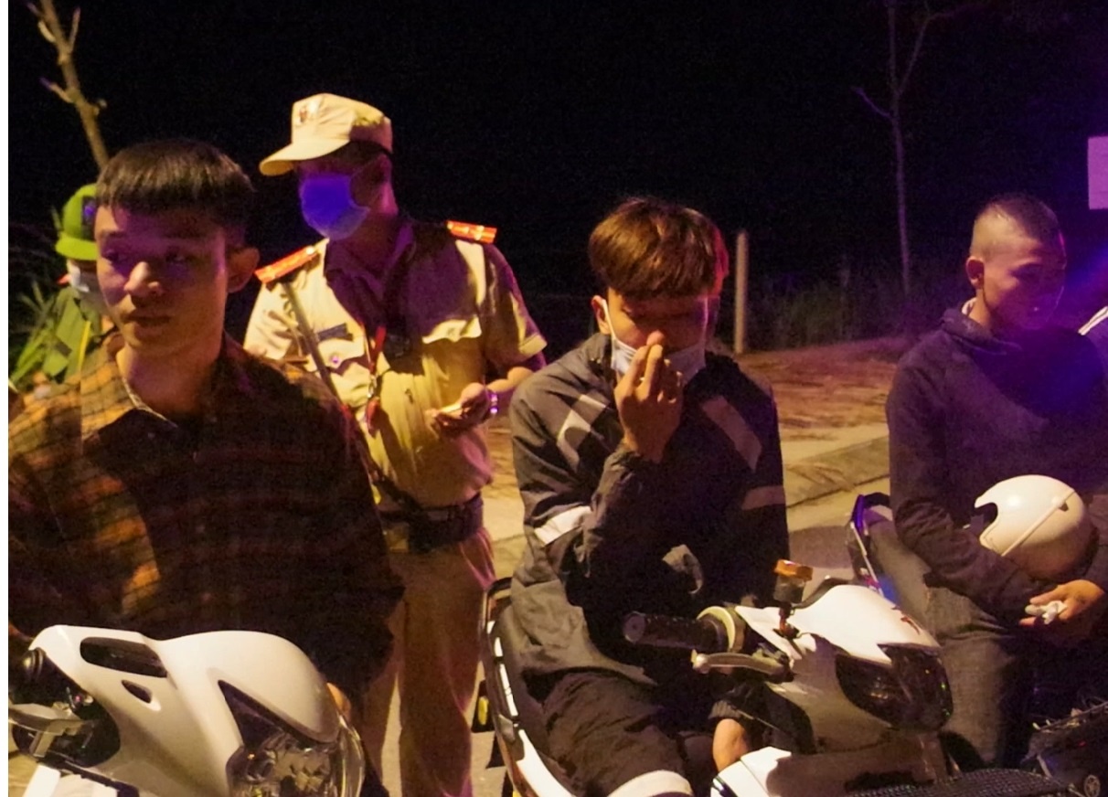 Camera ghi canh cong an no sung tran ap nhom dua xe hinh anh