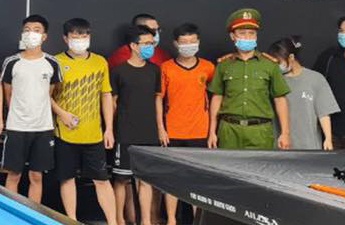 Tu tap choi bi-a, 25 nguoi bi xu phat hinh anh