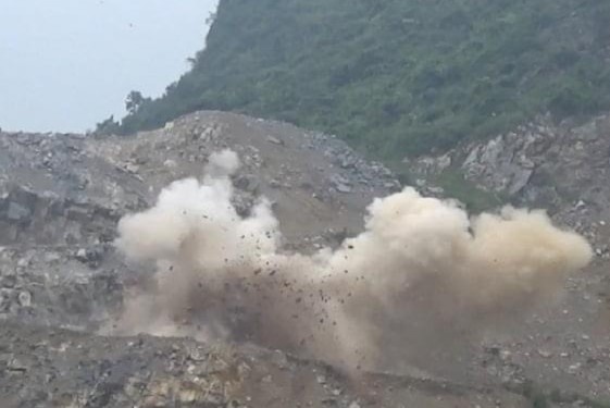 Hai nguoi tu vong sau tieng no lon tai mo da hinh anh