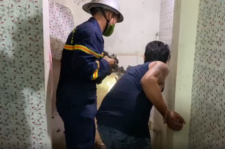 giai cuu chau be mac ket trong khe tuong anh 1