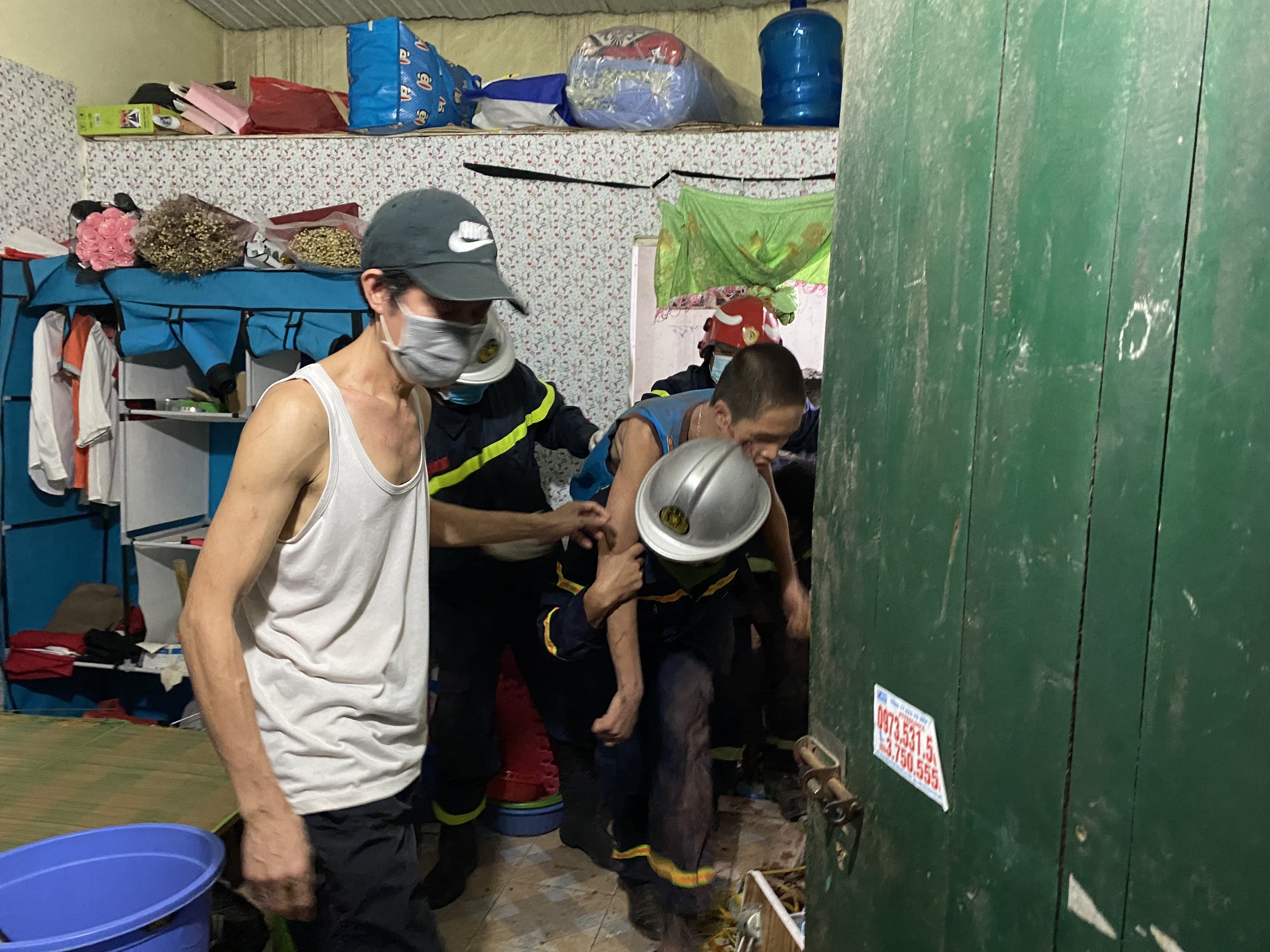 Canh sat duc tuong de giai cuu chau be bi mac ket hinh anh