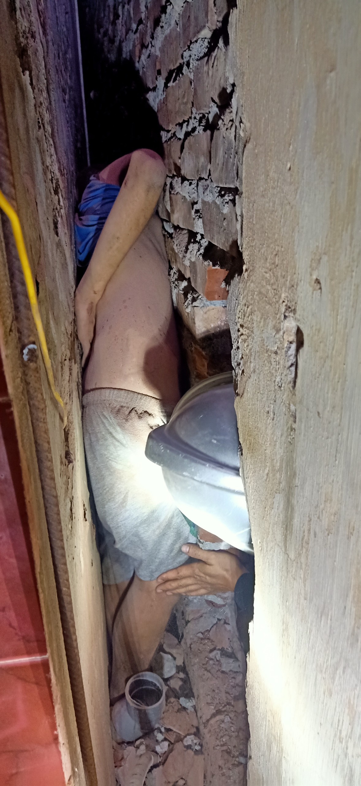 giai cuu chau be mac ket trong khe tuong anh 2