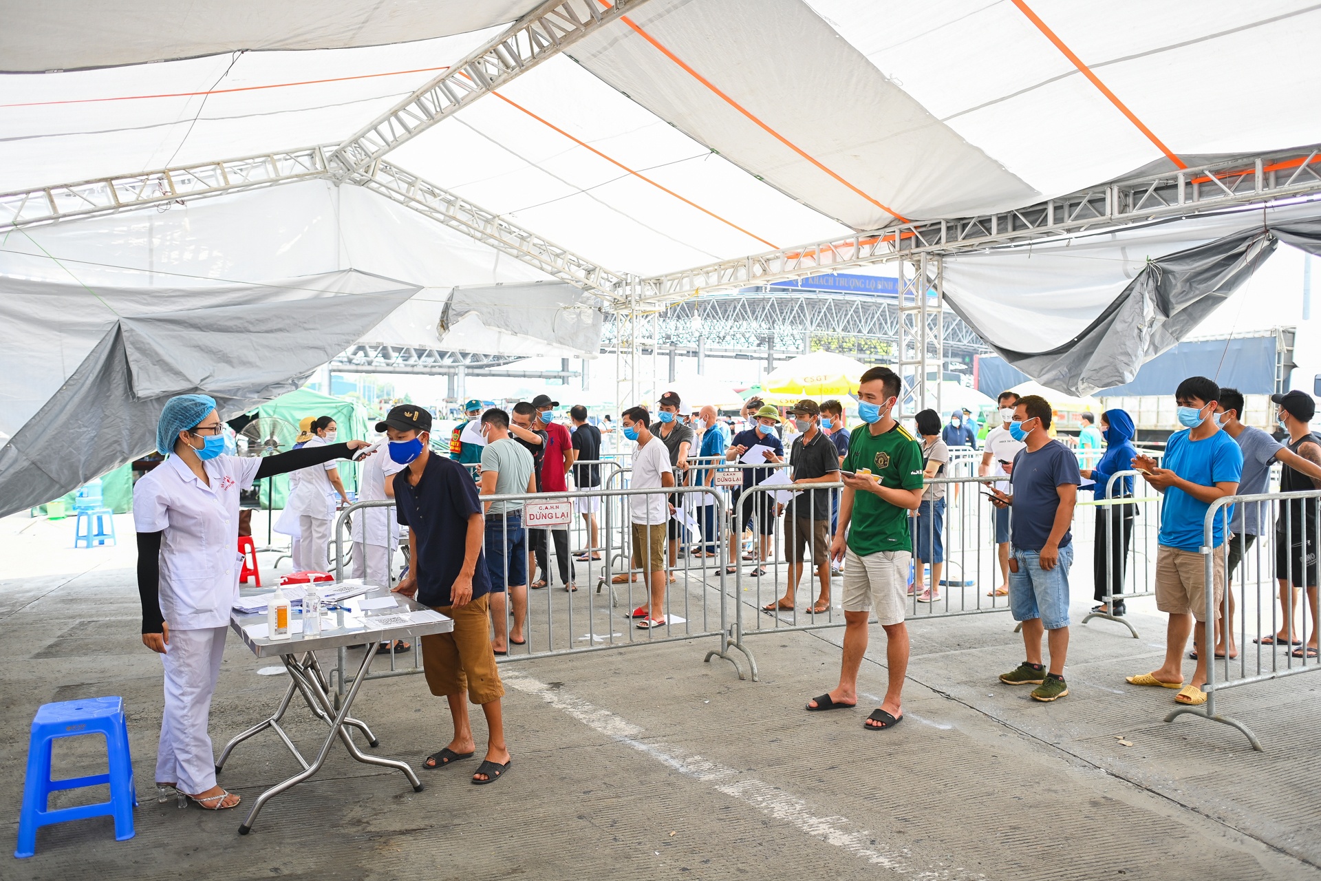 Quay dau xe tai chot Covid19 anh 1