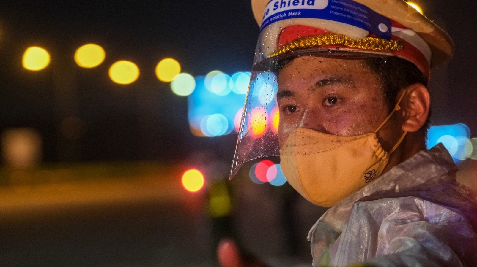 Đêm mưa ở chốt kiểm soát Covid-19 ảnh 1 Dem mua o chot kiem soat Covid-19 anh 1