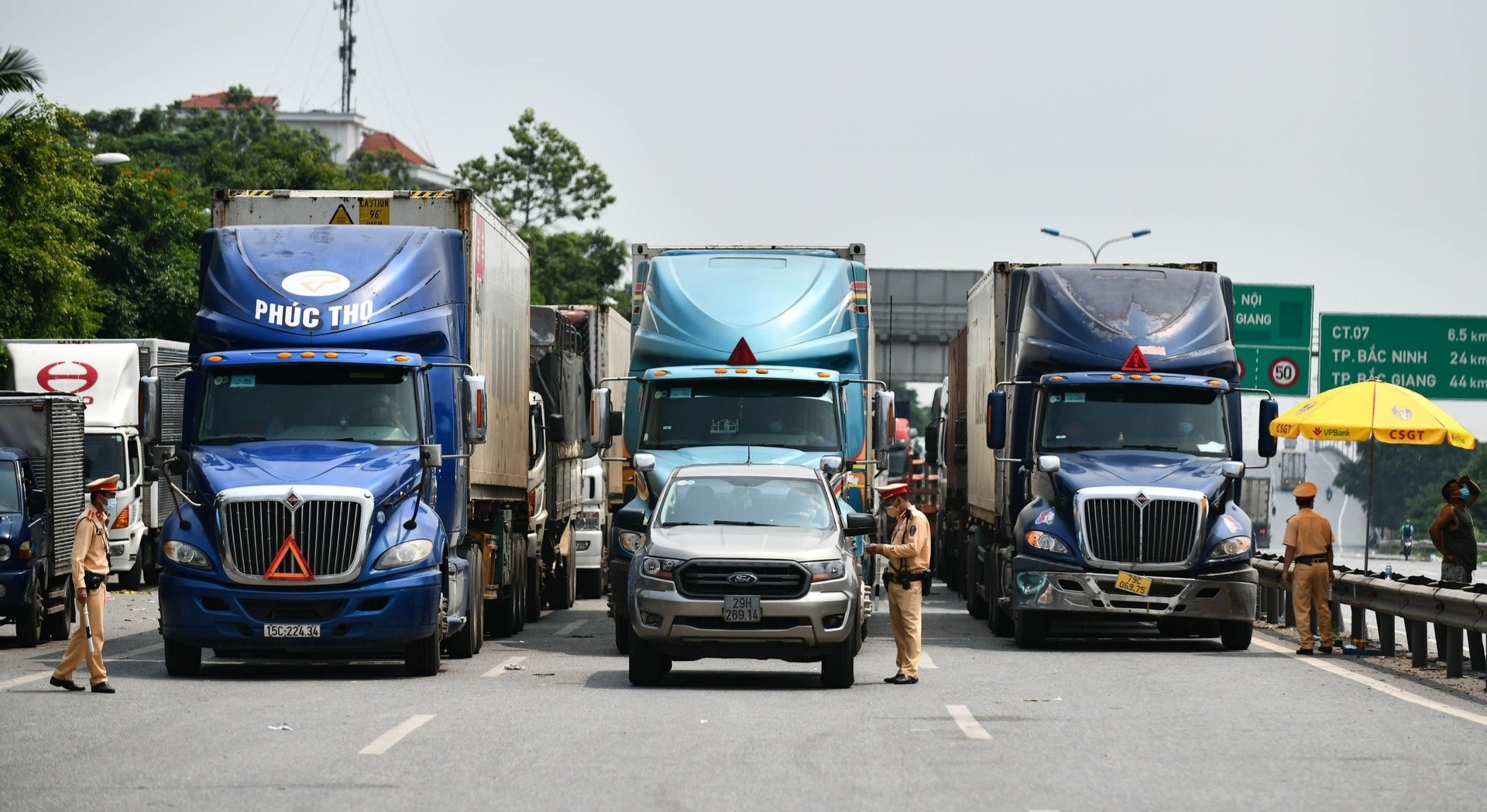 De nghi CSGT dan doan de giai toa ach tac tren quoc lo 1 hinh anh