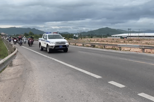 CSGT dan duong cho hang nghin cong nhan tu TP.HCM ve que hinh anh