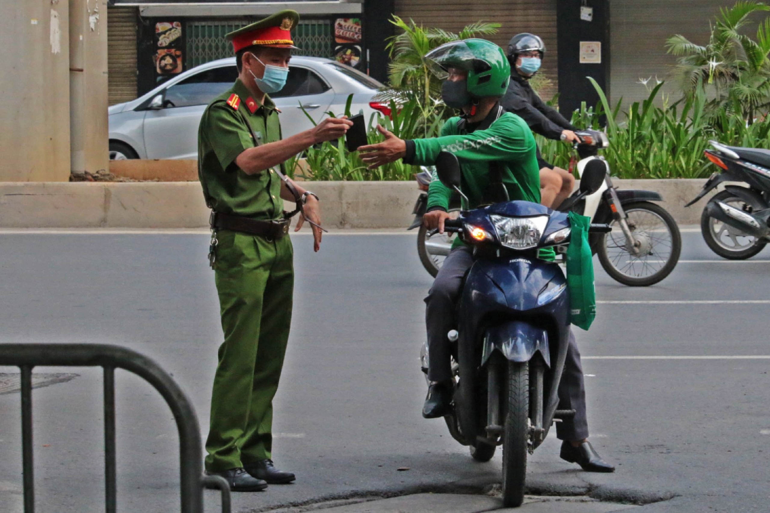 Grab dung giao hang o Ha Noi hinh anh