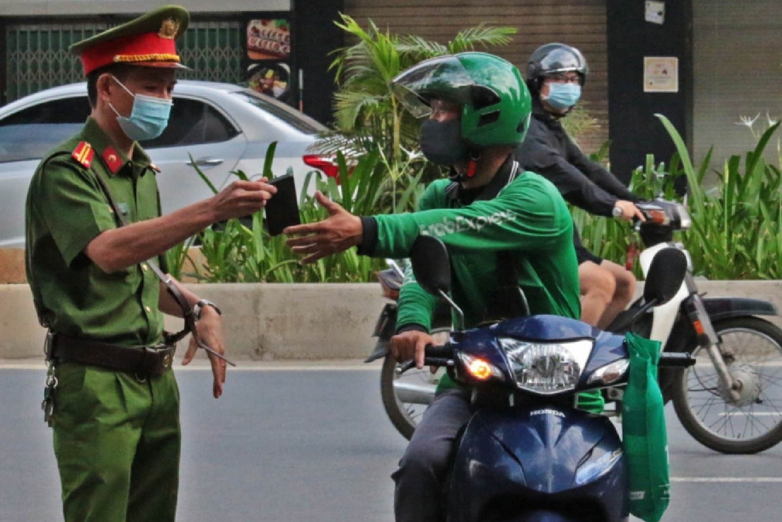 Grab phai dung hoat dong, nguoi dung van dat duoc don giao hang hinh anh