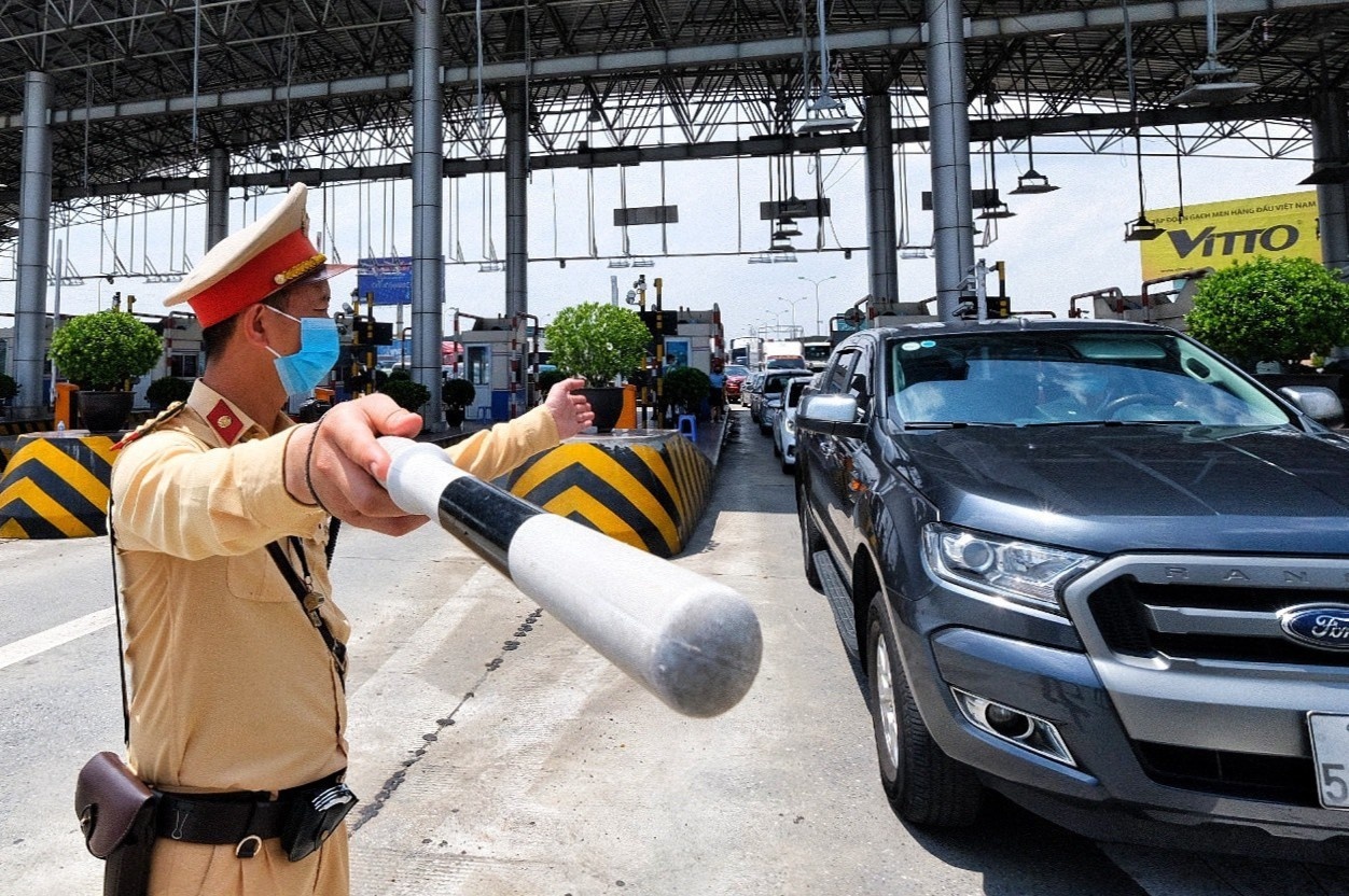 Ha Noi dung kiem tra nguoi tai cac chot cua ngo hinh anh