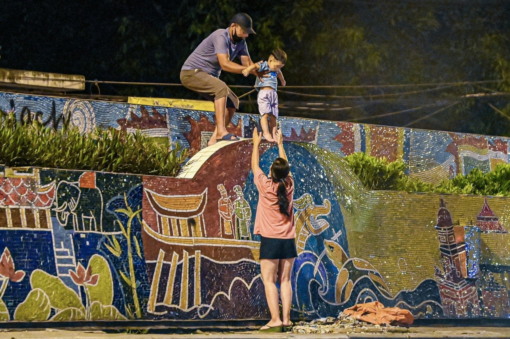 Vuot rao ra ngoai, 3 nguoi bi phat 6 trieu dong hinh anh