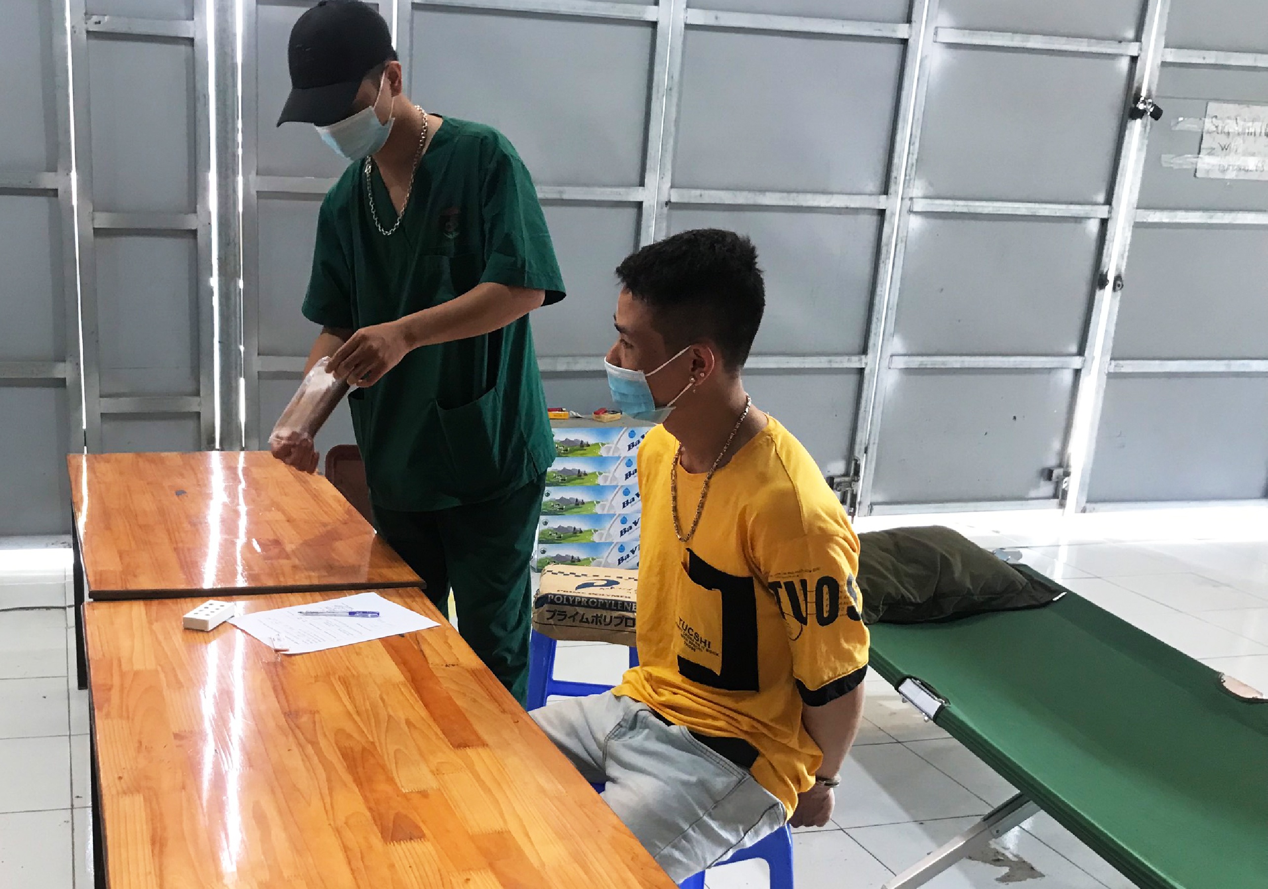 Cam gach nem cong an vi khong duoc qua chot kiem soat dich hinh anh