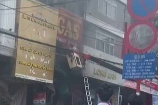 Phut giai cuu 2 be gai trong vu chay cua hang gas o Sa Pa hinh anh