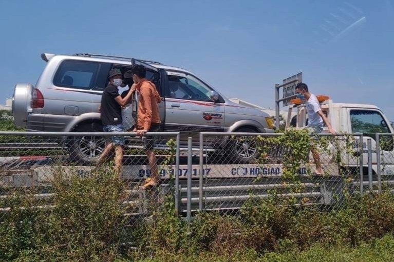 Cho 7 nguoi qua chot kiem dich, tai xe xe cuu ho bi lap bien ban hinh anh