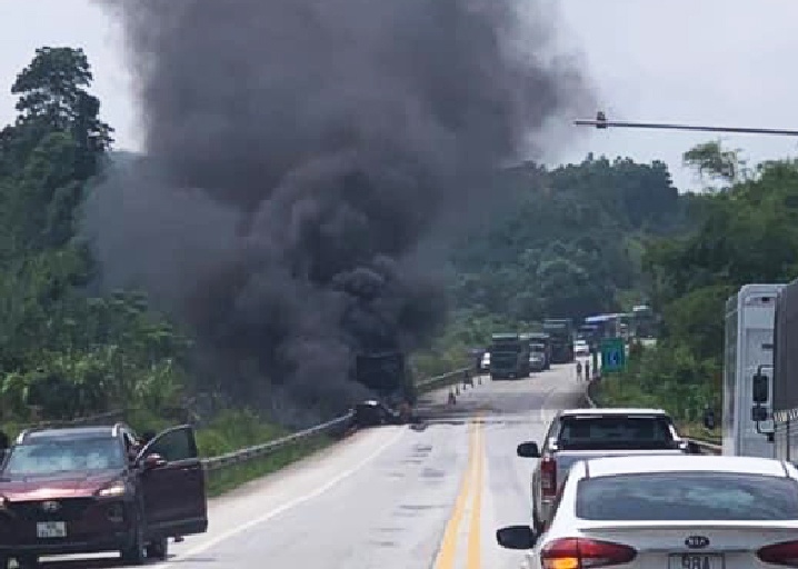 Nguoi dan ong chet chay ben canh oto cho hoa chat hinh anh