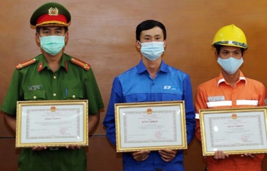 Khen thuong nguoi cuu nan trong vu chay cua hang gas hinh anh