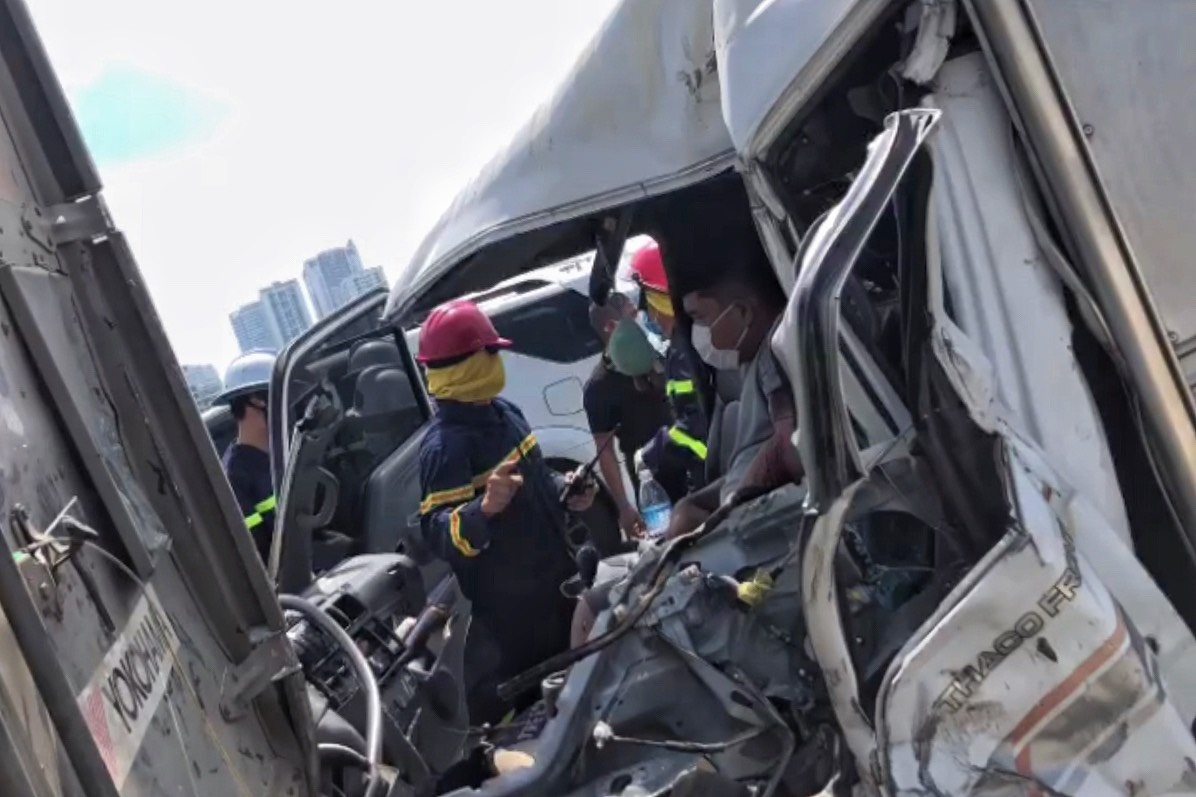 Cuu tai xe bi ket trong cabin sau vu tai nan hinh anh