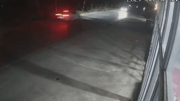 Oto cua chanh van phong huyen uy gianh duong khi tong xe ban tai hinh anh