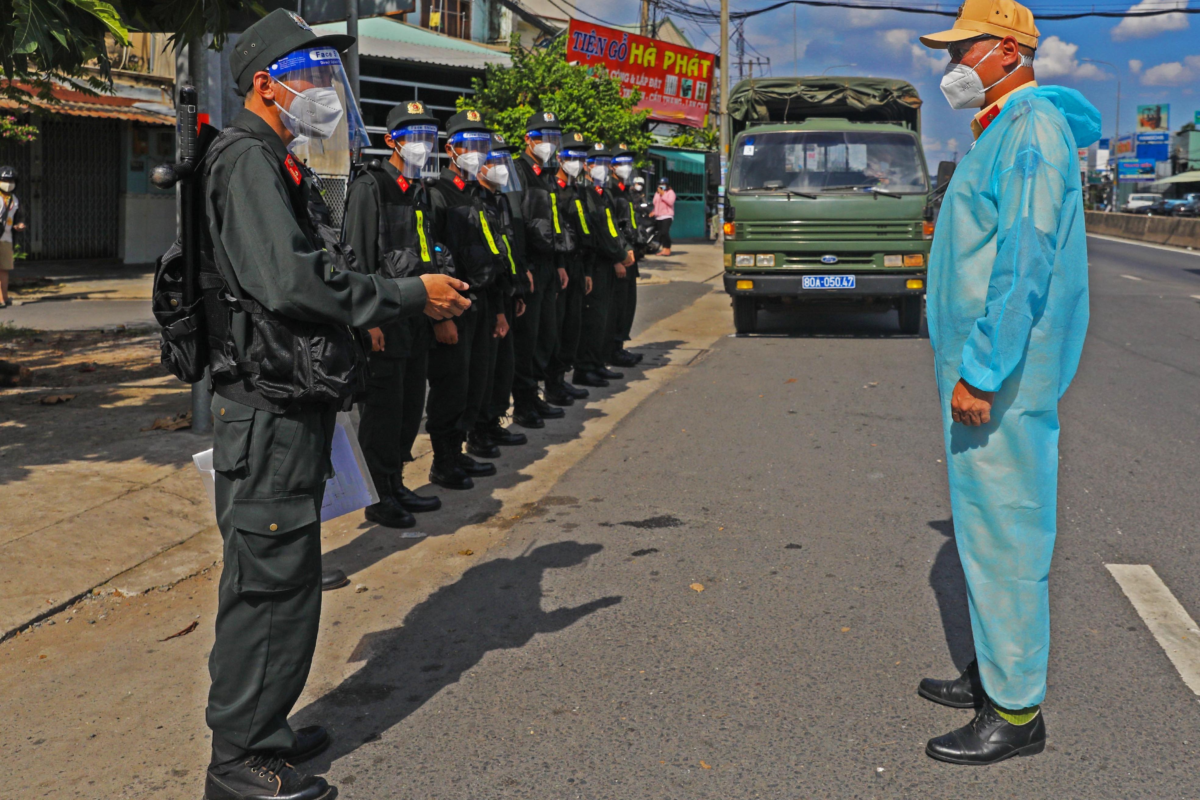 TP.HCM tiep nhan hang tram chien si tang cuong tu Bo Cong an hinh anh